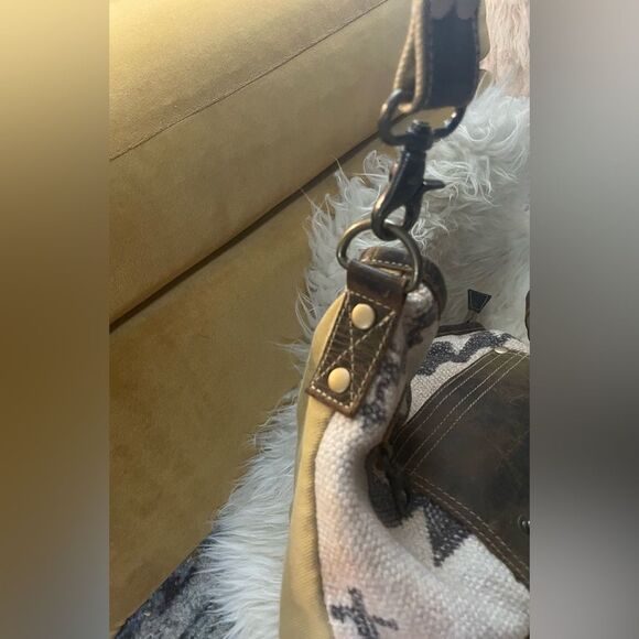 Myra Damn Cool Shoulder Bag - Picture 4 of 16